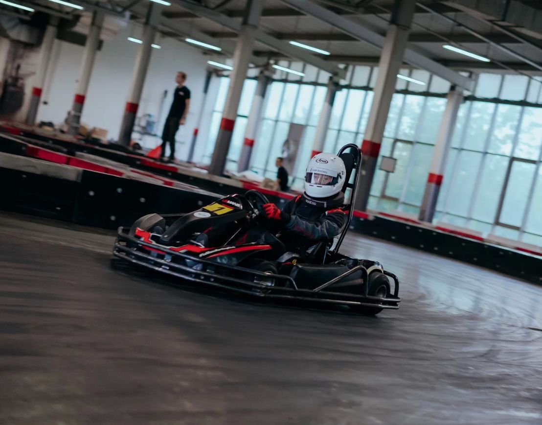 Специальное гоночное покрытие:
в LeMans City - кварц-наполненный полимер, обеспечивающий оптимальное сцепление карта с трассой
в ЛеМан на Дежнева - спортивный гоночный асфальт